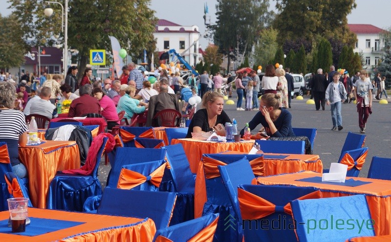 По периметру площади Ленина и на прилегающих к ней улицах работала выездная торговля и открытые кафе