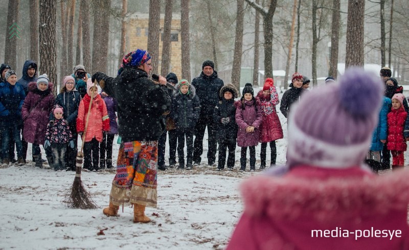 Когда баба Яга начинает «колдовать», идёт снег. Становится, и правда, сказочно