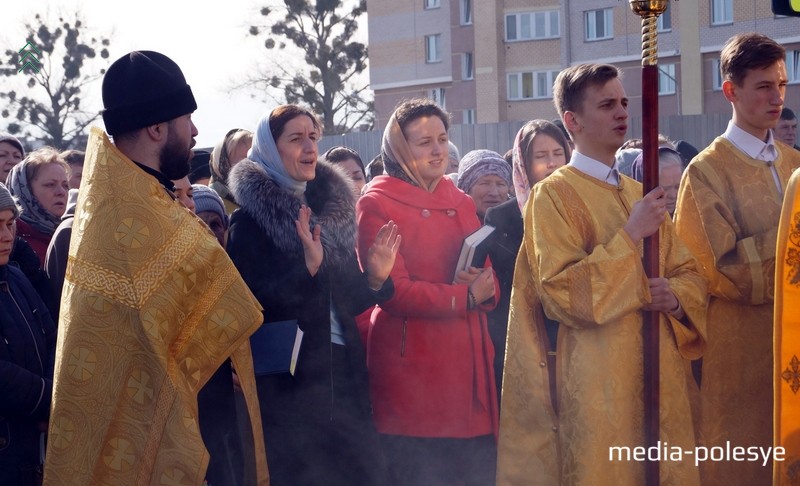 Песнопения в ожидании мощей