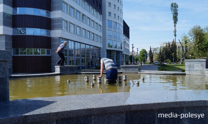 На дне фонтана кроме мусора попадаются и монеты