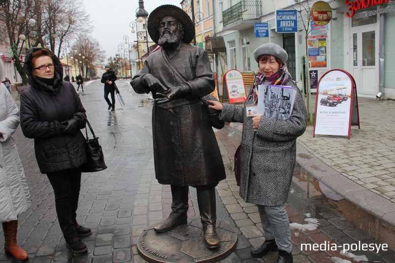 Скульптуру полюбили горожане и туристы, многие из них фотографировались и делали селфи на её фоне