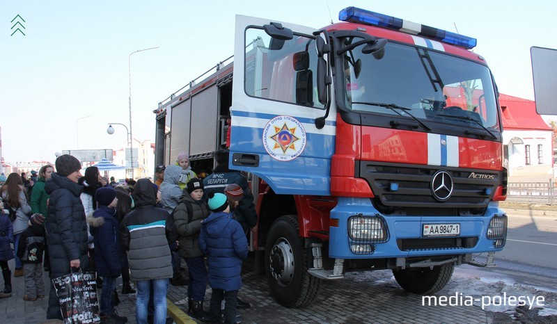 К спецавтомобилю выстраивались очереди из детей