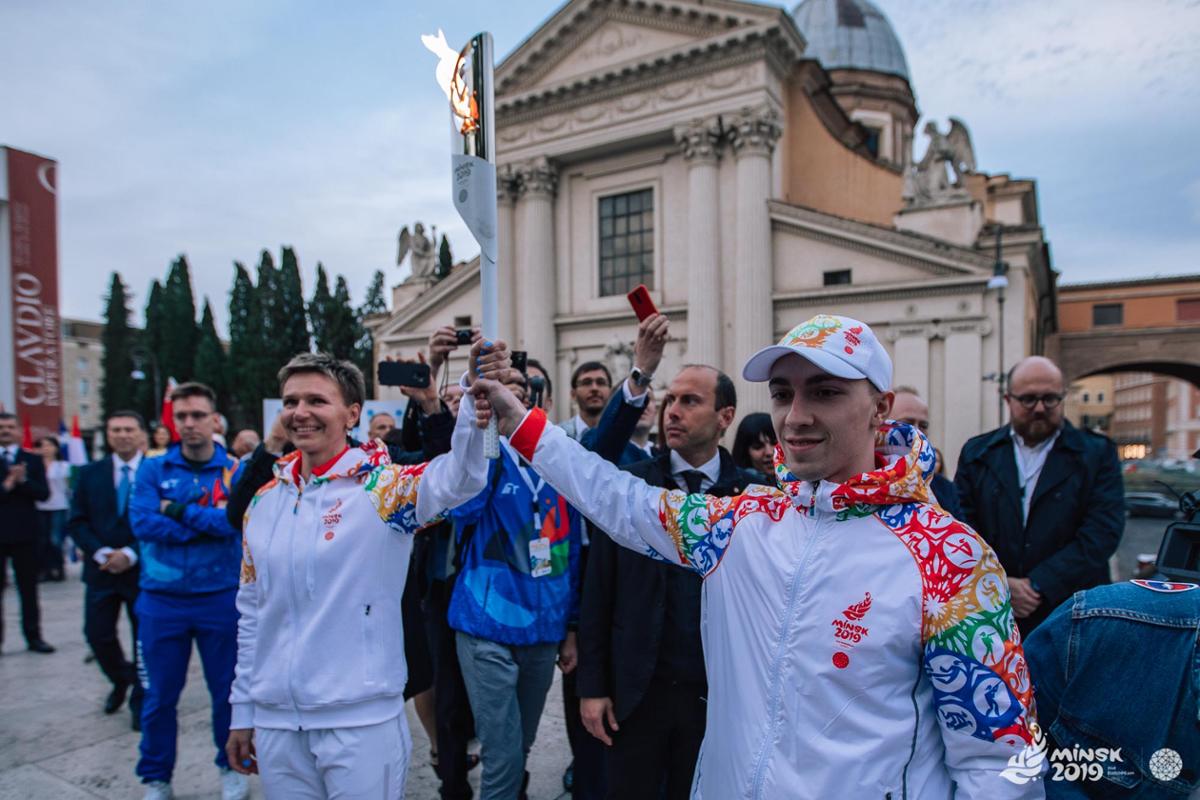 Фото с сайта minsk2019.by Олимпийская чемпионка Юлия Нестеренко (слева) первая пронесёт факел по территории Беларуси