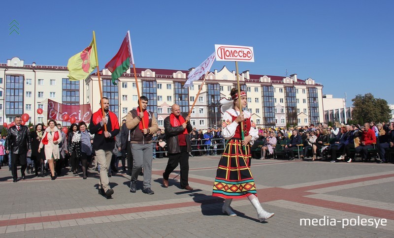 Коллектив ОАО «ПТО Полесье» принимает участие в шествии на дне города. Фото из архива Медиа-Полесья  