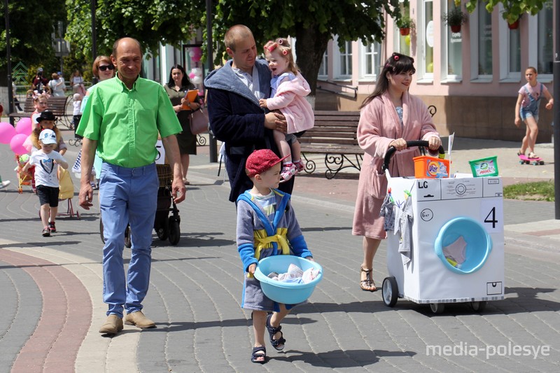 Самая оригинальная семья: коляска-стиральная машина, все в банных халатах, мама с дочкой в бигудях, сынуля несёт тазик с бельём