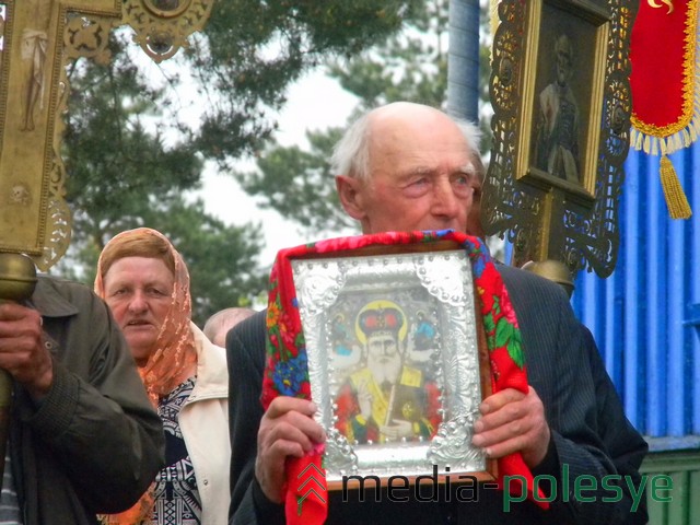  После службы начинается Крестный ход