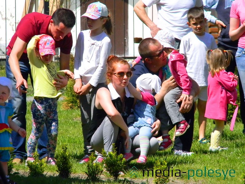 На открытие поликлиники пришло много родителей с детьми