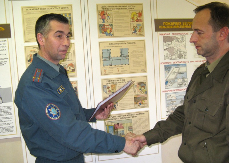 Грамоту из рук начальника Лунинецкого РОЧС Николая Орешкевича (слева) получает его заместитель Эдуард Санюкович