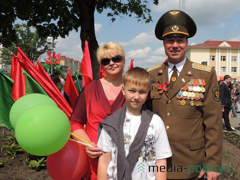 Владимир Семенюк с супругой и младшим сыном в День Победы