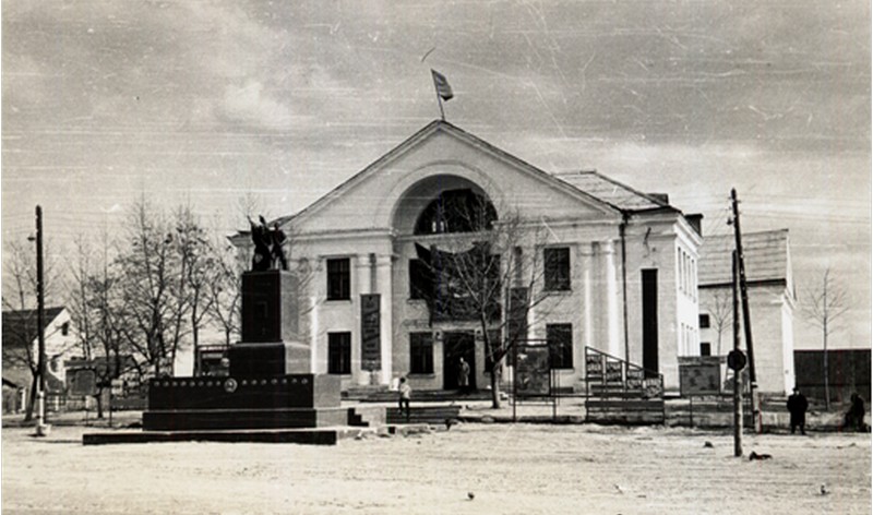 Дом культуры, памятник освободителям