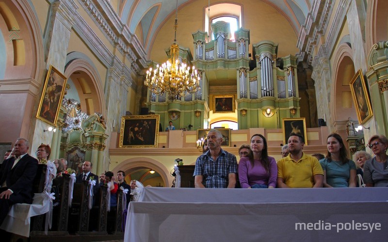 На заднем плане орган в пинском костёле