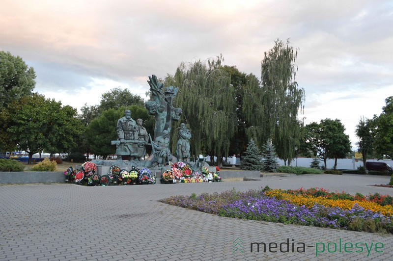 У памятника партизанам можно проводить пикеты и митинги