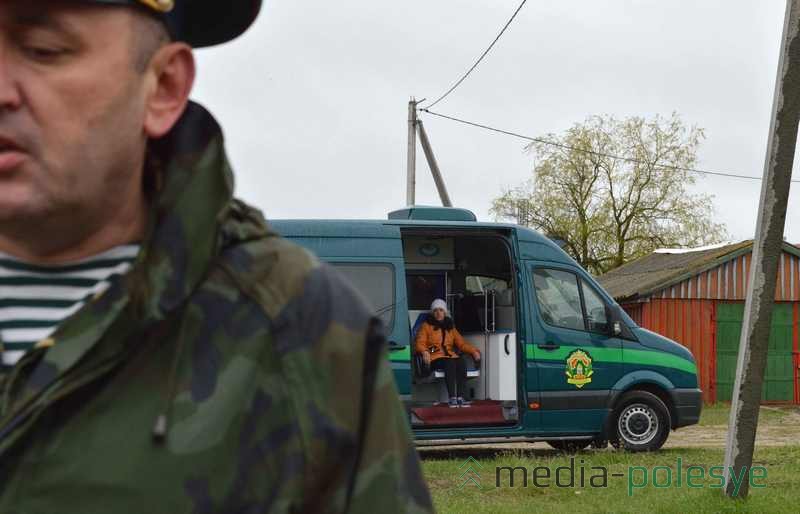 Иногда радиометрическая лаборатория приезжает в населённый пункт вместе с передвижным центром Пульмоскан, который делает рентген лёгких