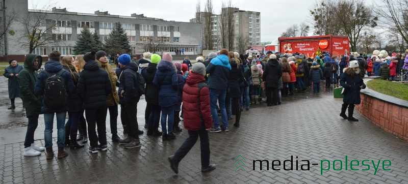 Очередь за бесплатной банкой колы