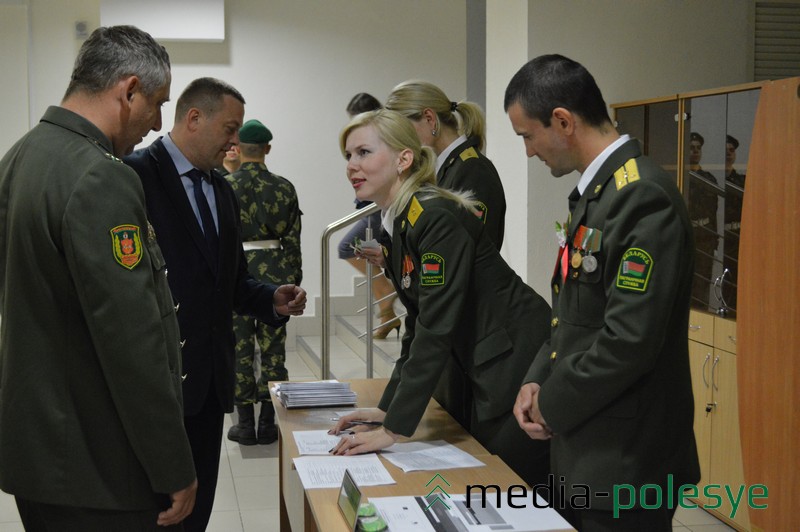 Приглашённые на собрание должны были пройти регистрацию