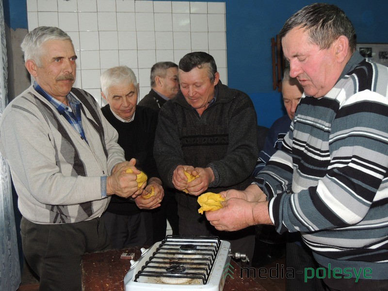 Каб воск не астыў, яго вельмі хутка размінаюць