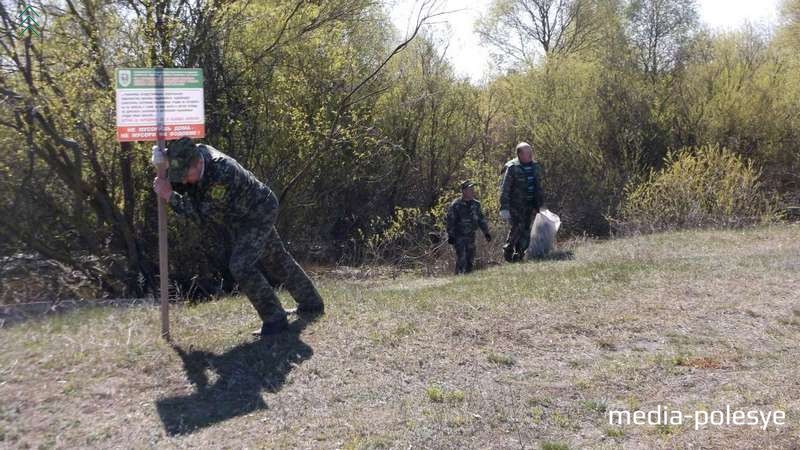 Таблички установили для тех, кто не знает, как вести себя, отдыхая на природе