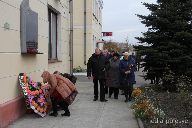 В 13.00 (предположительное время взрыва) родные и близкие погибших идут возлагать цветы к памятной доске