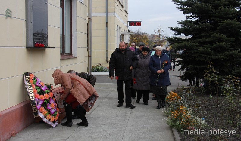 В 13.00 (предположительное время взрыва) родные и близкие погибших идут возлагать цветы к памятной доске