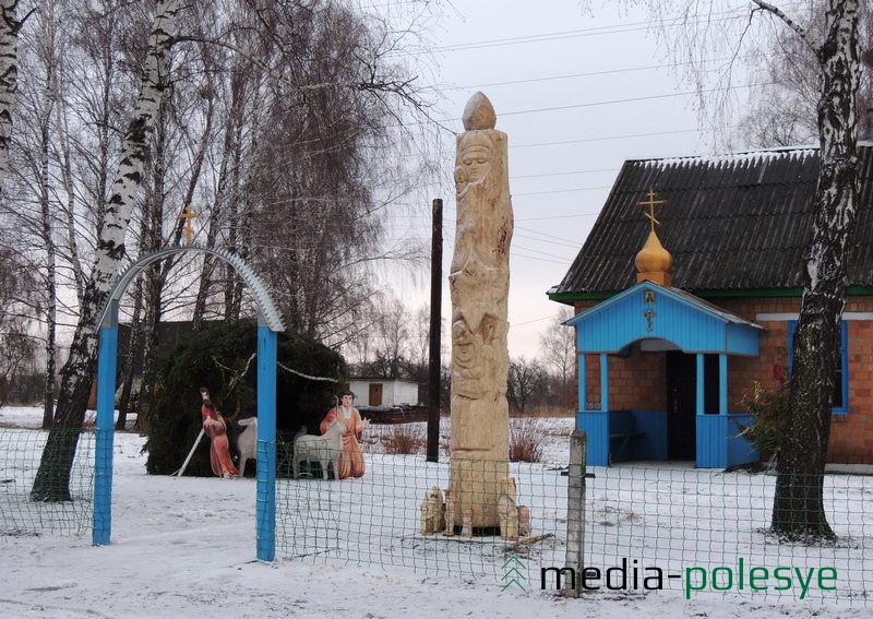 Скульптурная кампазіцыя ў выглядзе драўлянай свячы  – падарунак лукенцам ад народнага майстра Беларусі Івана Супрунчыка