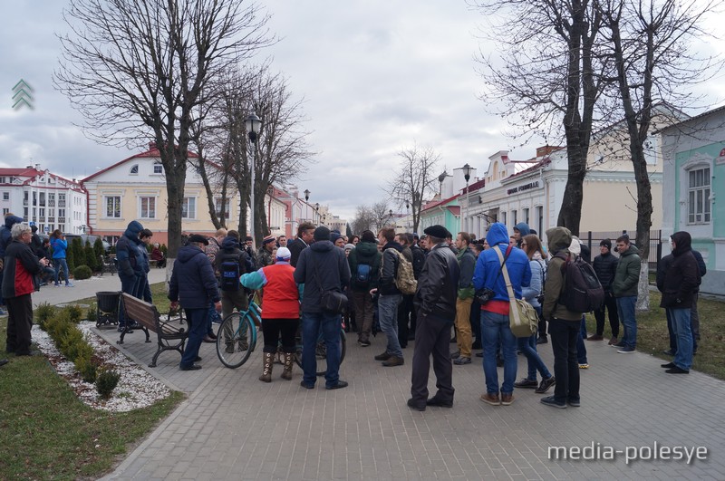 Около часа пинчуки стояли на пешеходном участке улицы Первомайской, в это время Максима увели дворами в безопасное место