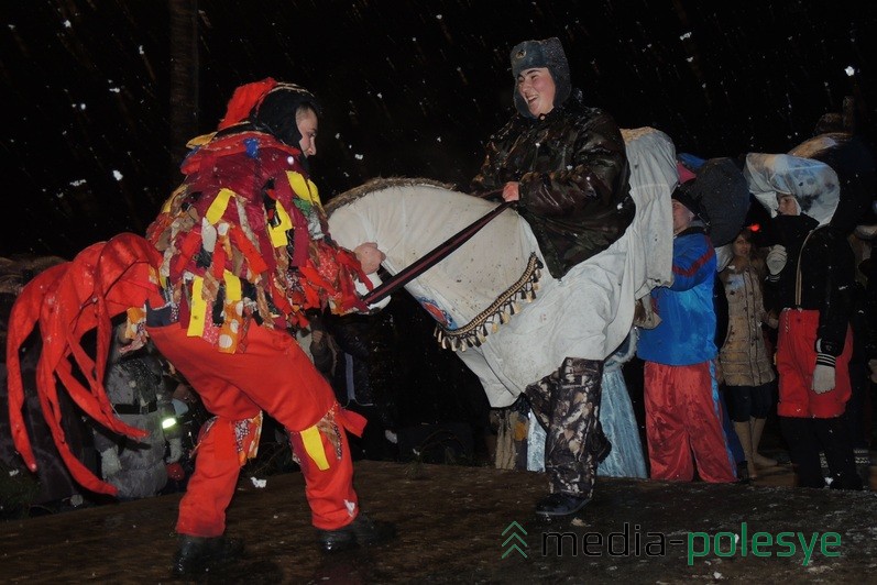 Пеўнік і конік танчаць разам