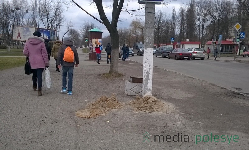 Остановка «Медколледж» - кучки песка