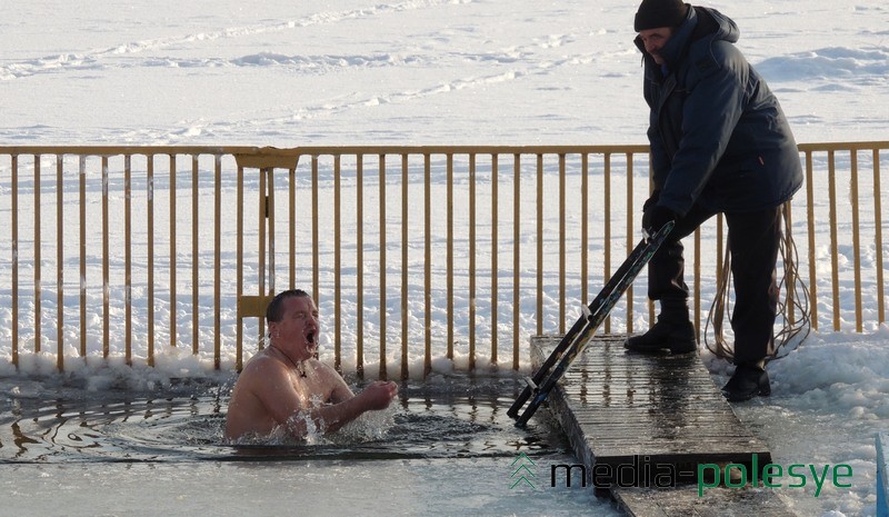 Сергей Лисовец впервые окунулся в проруби на Крещение