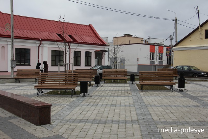 В новой рекреационной зоне урны установили сбоку скамеек, они не бросаются в глаза