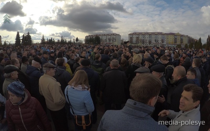 В Пинске на площадь вышло под тысячу человек