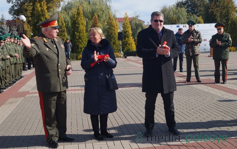 Леонид Мальцев приглашает гостей ознакомиться с новой техникой 