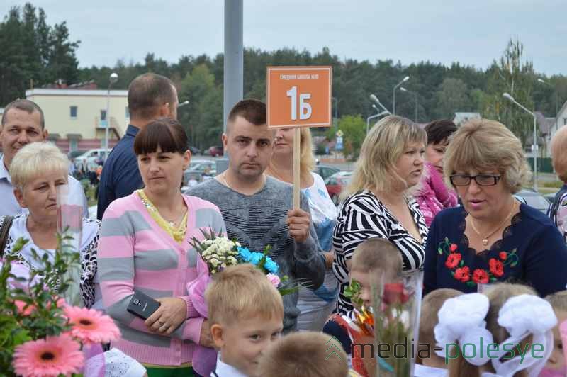 Родители помогают собирать первоклассников