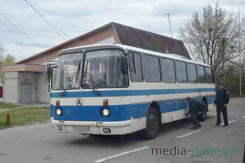 На КП, при выезде из зоны проверяются транспорт и люди на загрязнённость радиоактивной пылью 