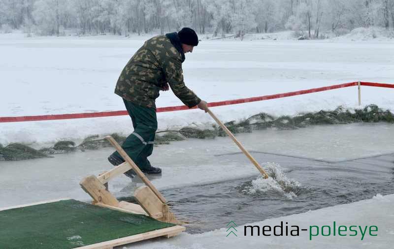 Поверхность воды схватывается корочкой льда