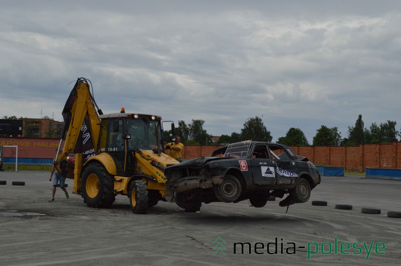 Поверженное авто увозят на погрузчике