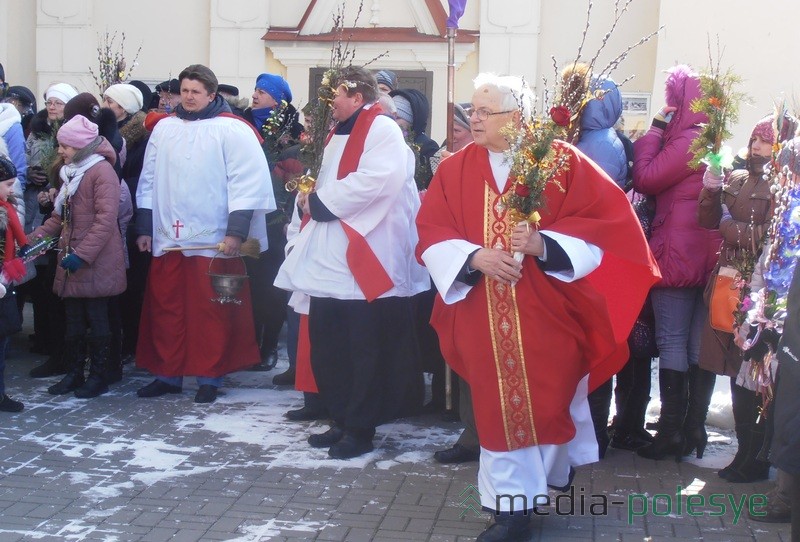 Святары апранутыя ў чырвонае адзенне