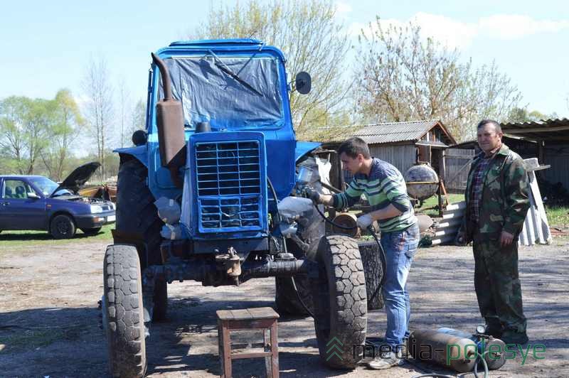 Купленный недавно трактор красят