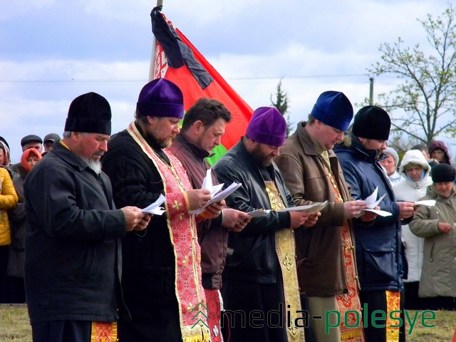 Праваслаўныя святары чытаюць спісы з імёнамі памёрлых