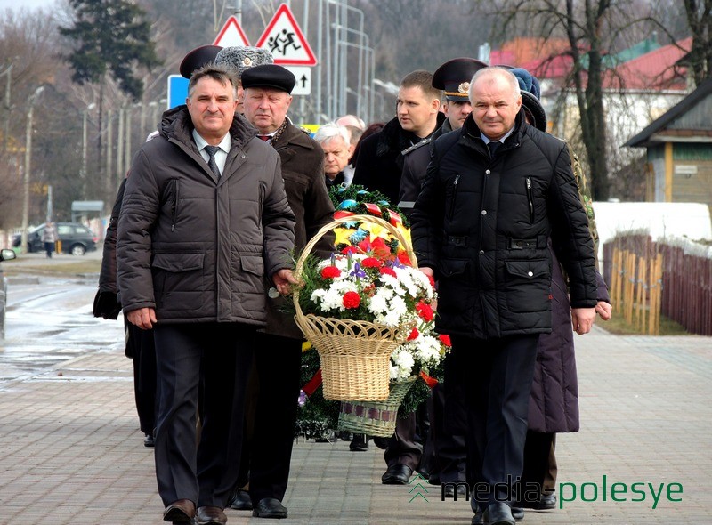 Председатель Столинского райсовета депутатов Алексей Демко и председатель Столинского райисполкома Григорий Протосовицкий первыми возложили корзину с цветами к братской могиле