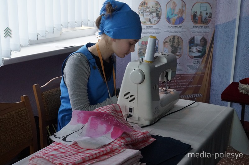 В Пинском колледже лёгкой промышленности можно получить специальность швеи и параллельные специальности парикмахера, оператора ЭВМ и множество других