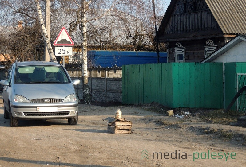 Сало в банках у дороги привлекает покупателей. В одной такой банке примерно около трёх килограммов этого продукта