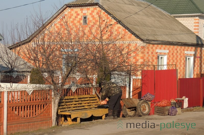 Практически все овощи можно купить у этого дома.