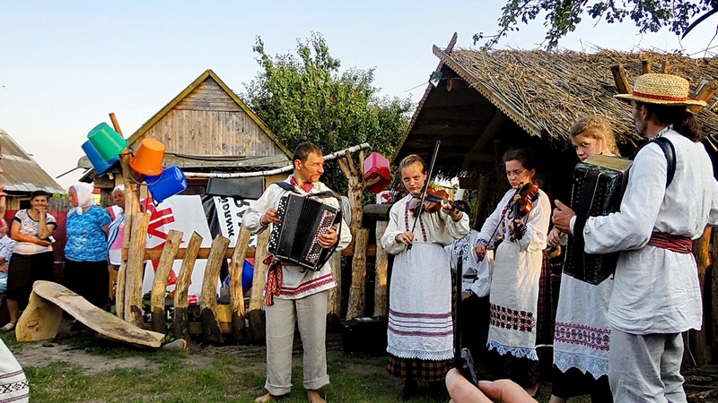 Когда ансамбль запел под баян и бубны задорную песню, артисты из Польши не усидели на месте