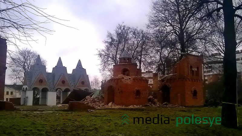 Рабочие разбирают башни и в центре Детского парка