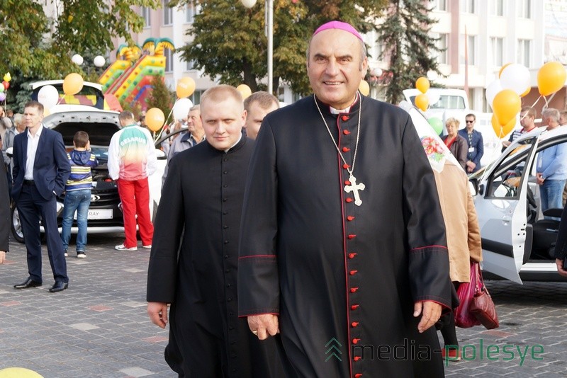 Епископ Пинской католической епархии Антоний Демьянко тоже идёт на праздник