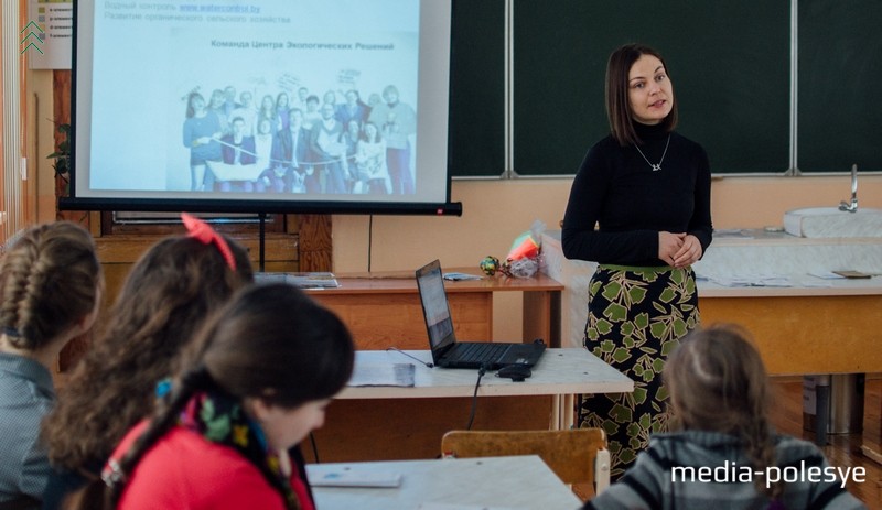 Гостья из Центра экологических решений Наталья Блыщик рассказала о разделении отходов, познакомила с темой «Нулевое потребление», поделилась советами, как разделять отходы дома и сократить потребление пластика