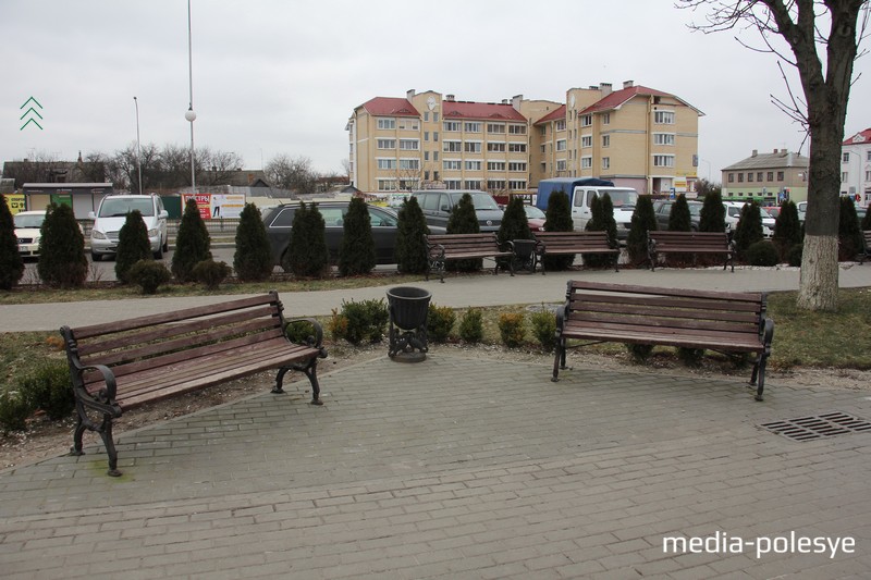 Так установили мусорку на пешеходной части улицы Первомайской. Следуя новой моде её надо было вынести на передний план