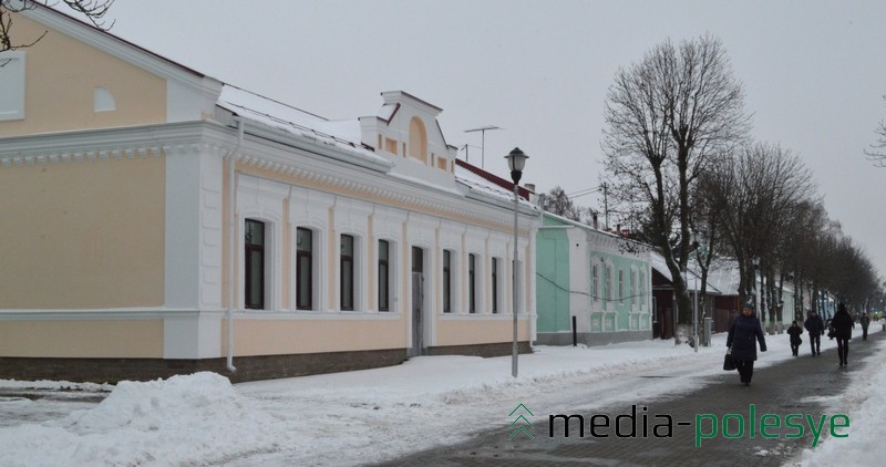 Улица Первомайская с новым (старым) зданием