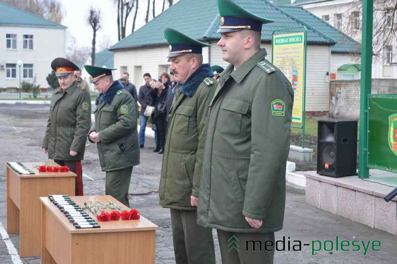 Старшие командиры при вручении офицерских погон дарили цветы девушкам-пограничницам