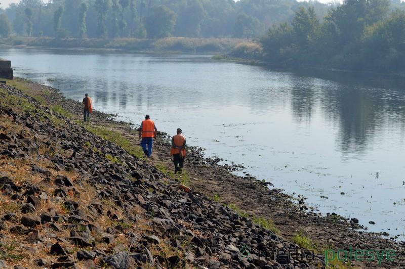 Сотрудники коммунальных служб, пользуясь низкой водой, достают с мели булыжники набережной, которые бросили в реку несознательные пинчане